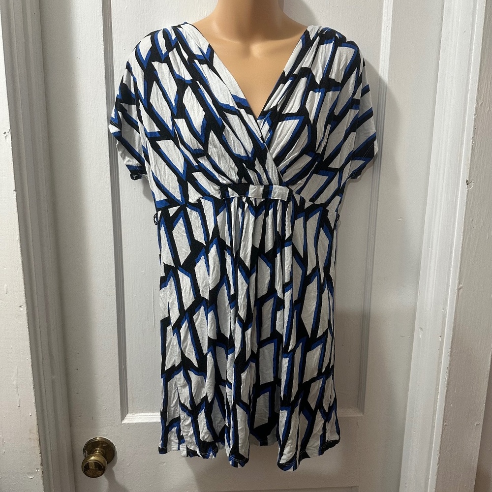 Motherhood Maternity White and‎ Blue Geometric Short Sleeve Top in M